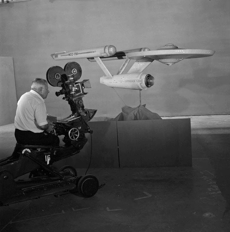 schumisnoopy's tweet photo. yearning for a 11-foot uss enterprise ncc-1701 studio model https://t.co/iFjEKkp9RY
