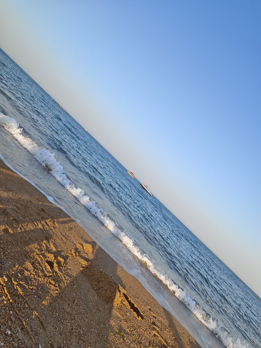 Ariha_sr's tweet photo. 黄金色の砂浜、真っ白な波しぶき、そして遠くでぽつんと浮かぶ２隻のボート。自然が描く景色は、それだけで最高のデジタルデトックスですね https://t.co/HU0PLXjsf3