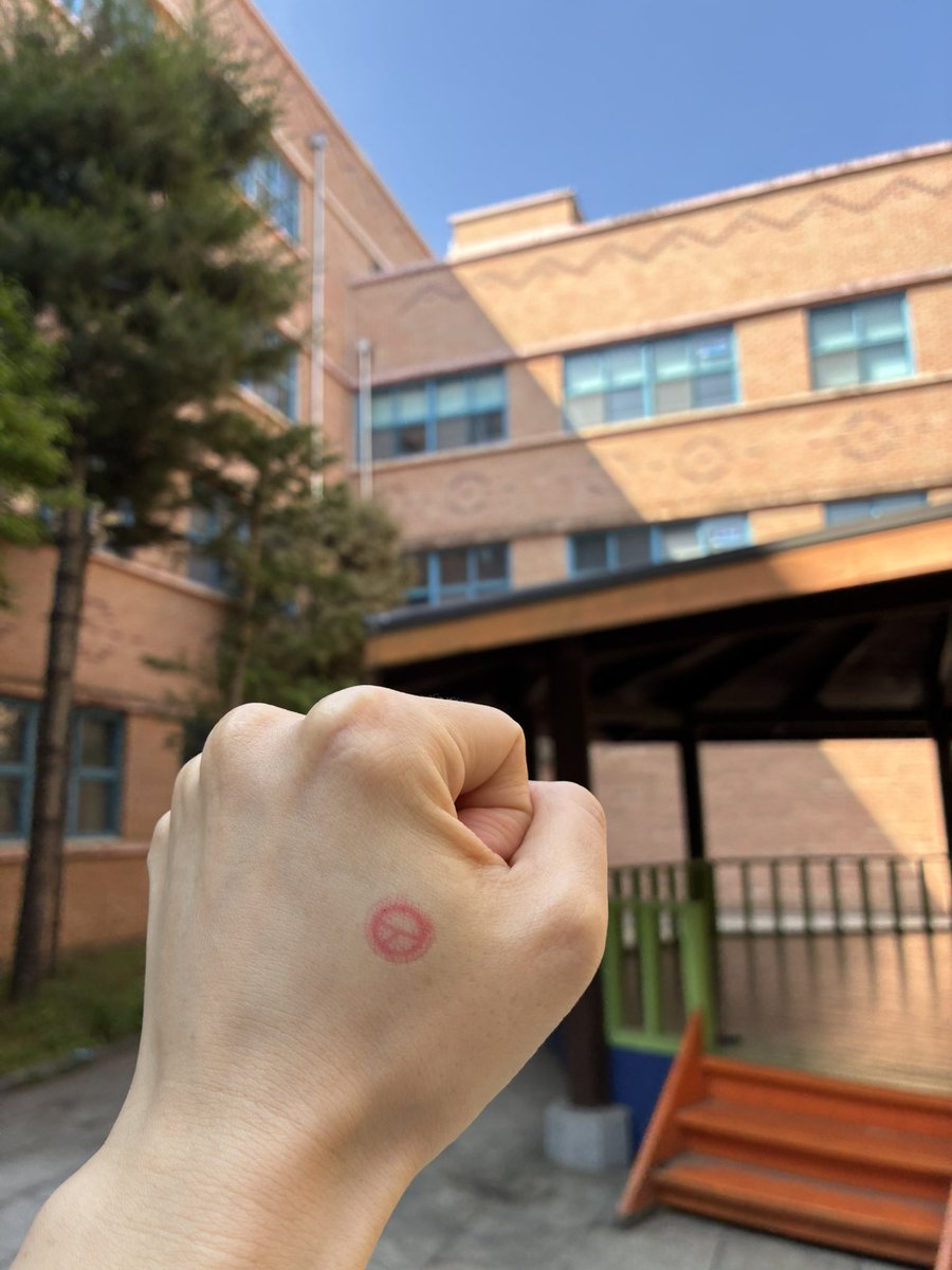 bangsaemee's tweet photo. 구여운 초등학교에서 투표~ https://t.co/5xb7o8x1YS