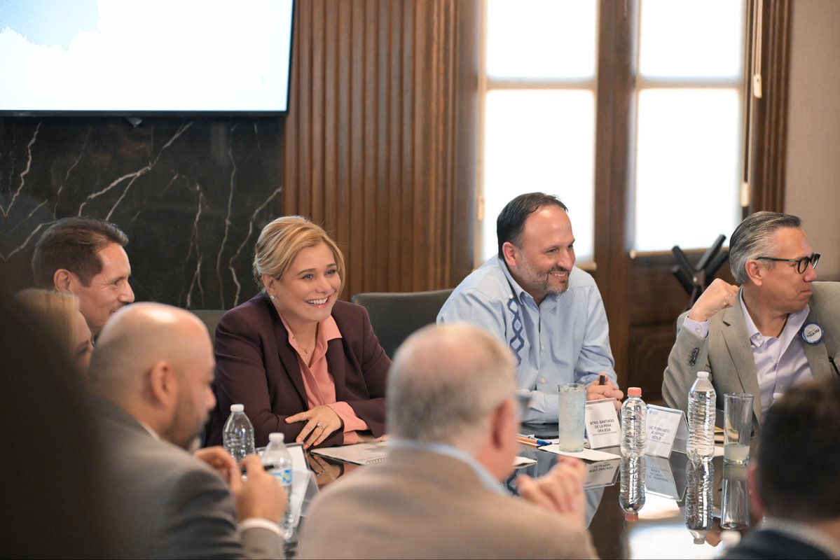 MaruCampos_G's tweet photo. Hoy sostuve una reunión de trabajo con el equipo de Gabinete para dar seguimiento a los proyectos, programas y acciones que hoy benefician a las familias chihuahuenses. 

Revisamos avances, fortalecimos acuerdos y reafirmamos nuestro compromiso de seguir trabajando con coordinación, responsabilidad y resultados para todas las regiones del estado.

Seguimos sumando esfuerzos para llevar más desarrollo, oportunidades y mejores condiciones de vida a las familias de Chihuahua.

¡Cuenta conmigo!