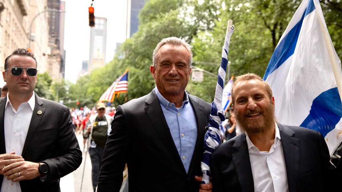 WayneWaldropW's tweet photo. Can someone please explain why a dildo-selling rabbi is able to get so close to so many powerful people? Thanks! https://t.co/2B7A1KmwiA