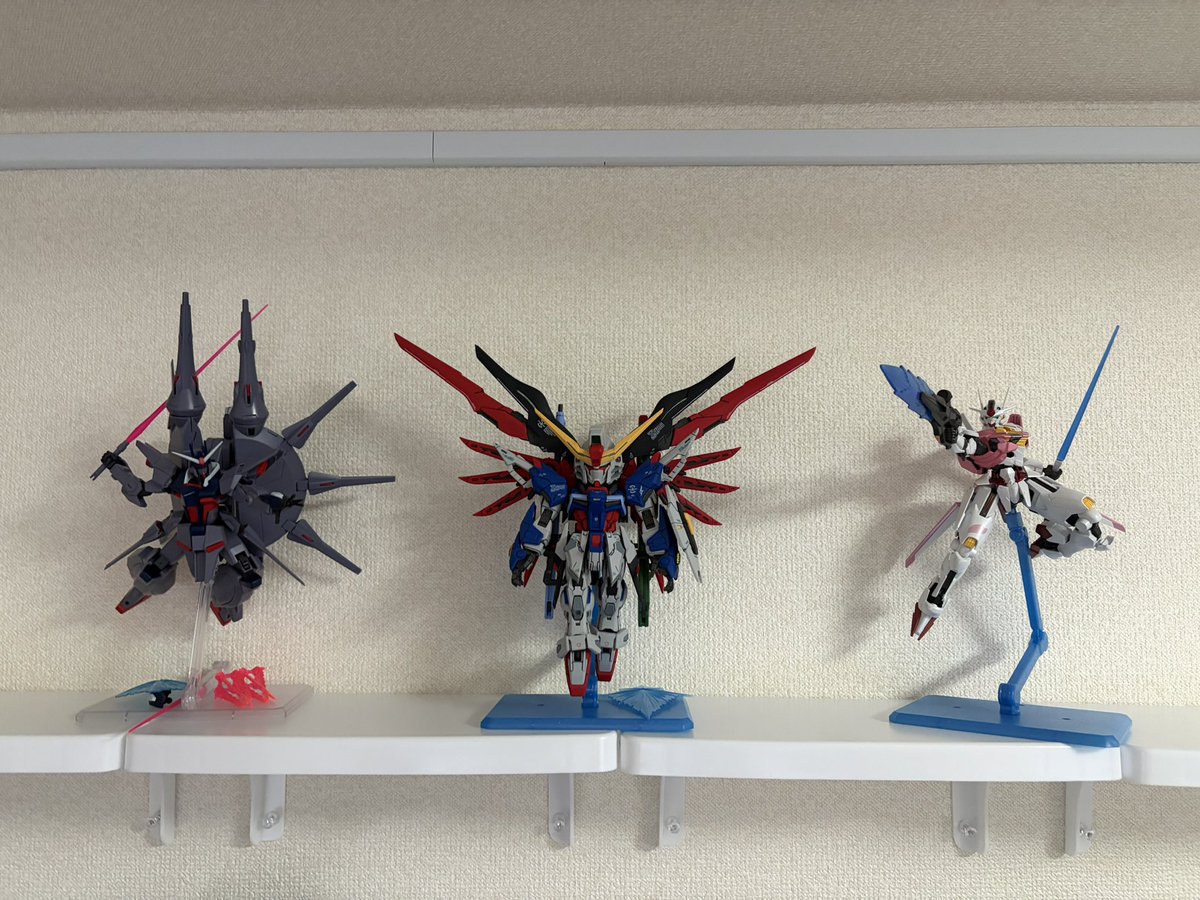 Daisuke_83's tweet photo. プラモ展示スペースに困ってる方にこれめちゃおすすめです！
キャンドゥさんから出ている、クイックラック。
押しピンで壁に固定できて、耐荷重は1Kgまで。一般的なMGくらいまでなら飾れると思います♪
ただの壁が、お気に入りプラモの展示スペースに早変わりしますよー https://t.co/S7gHFzvs4Y