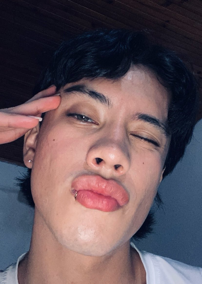 emabq_'s tweet photo. Que falta de unos besitos 🥰 https://t.co/fpDW8DEx4o