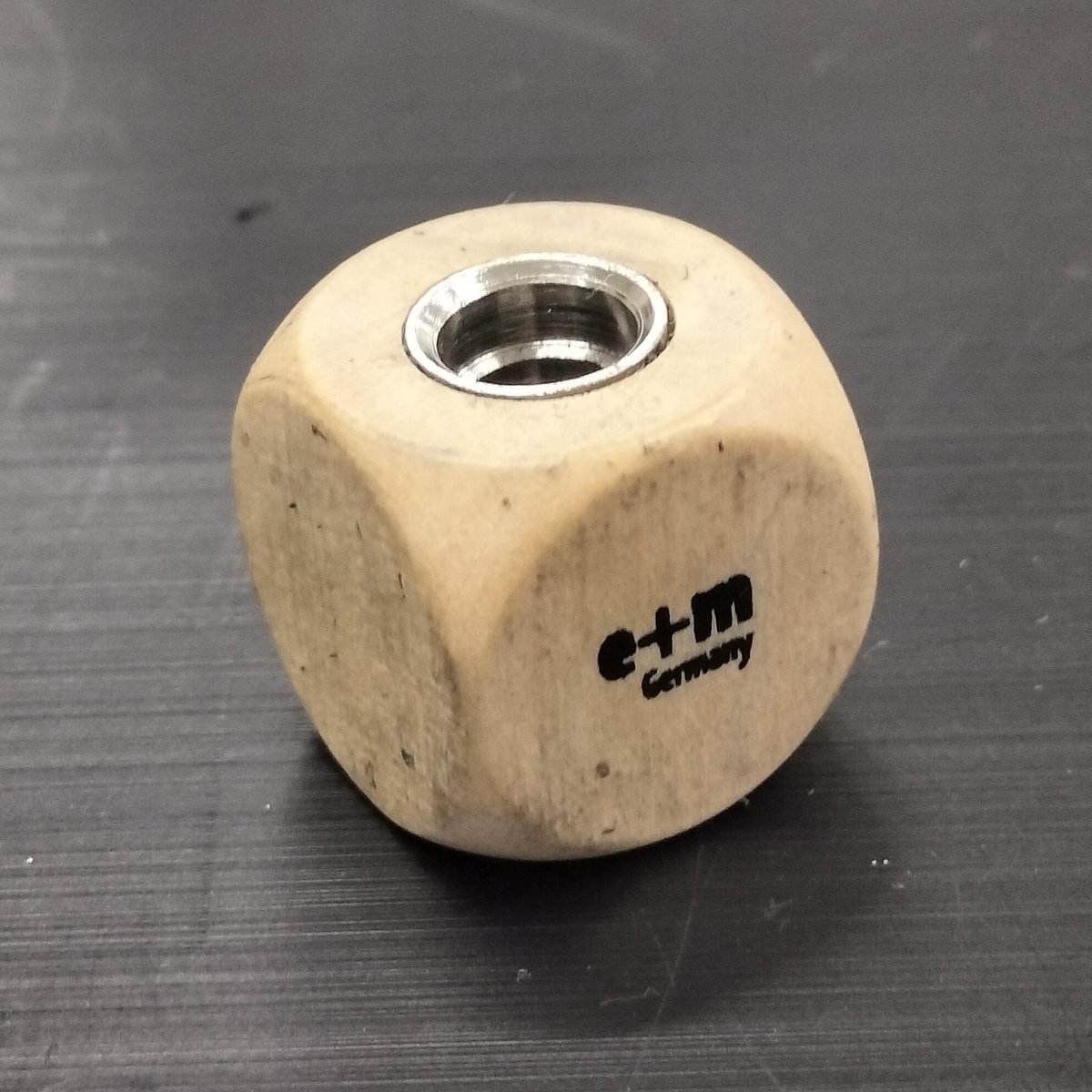 dome_fp's tweet photo. 今日の文具はe+m5.5mm芯 シャープナー キューブです。

クラッチペンシル/芯ホルダーに欠かせないのが芯削器。一般的な鉛筆削りで対応できないことも無いですが、専用品を買ってしまうのがヘンタイの性www

コレは今回買ったわけではなく、普段からの愛用品。黒鉛の粉でどうしても薄汚れてしまう… https://t.co/Xoh7ffxhOV