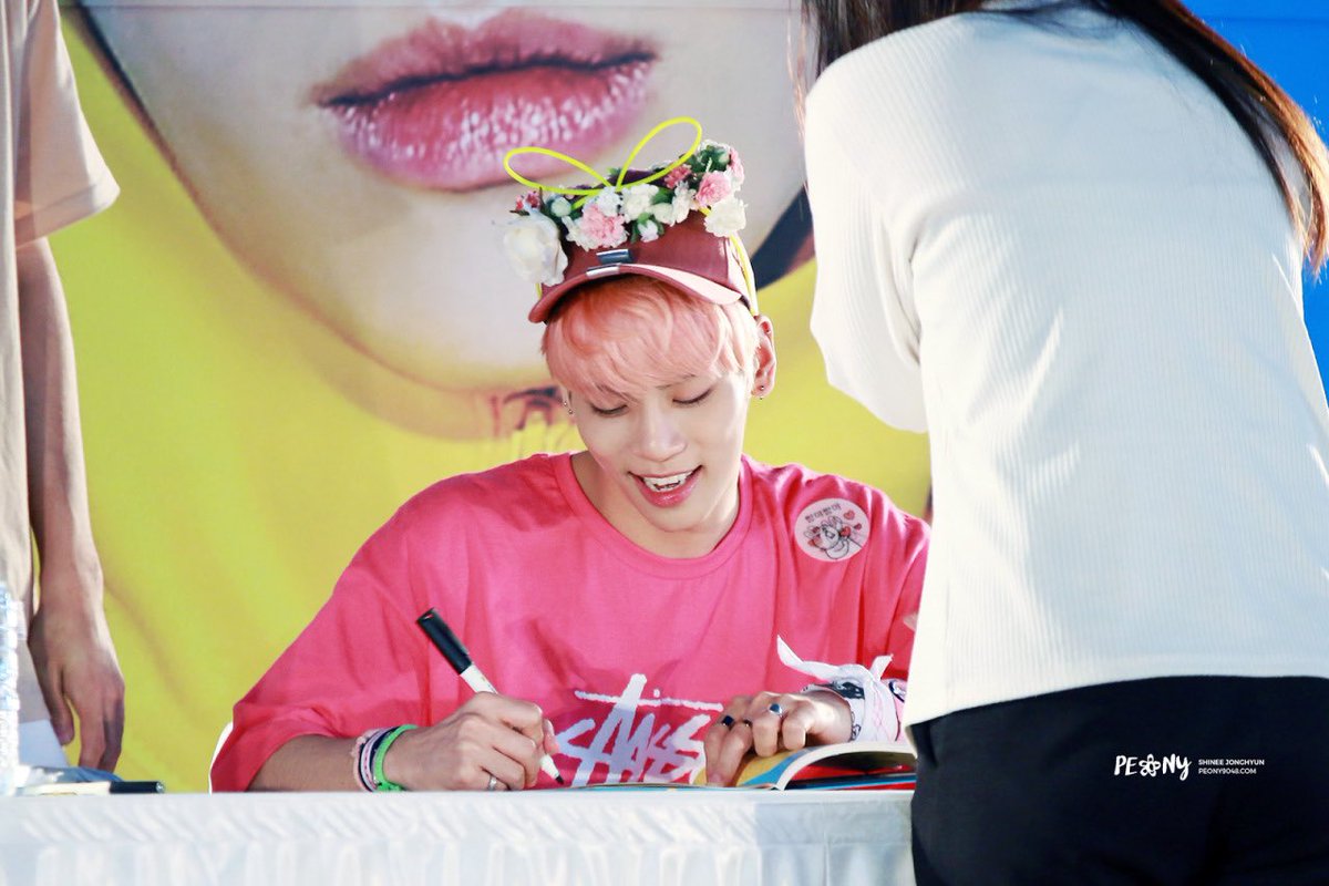 dailyjjonghyun's tweet photo. 160603 | she is fansign 💞 https://t.co/zyUhxZKdgJ