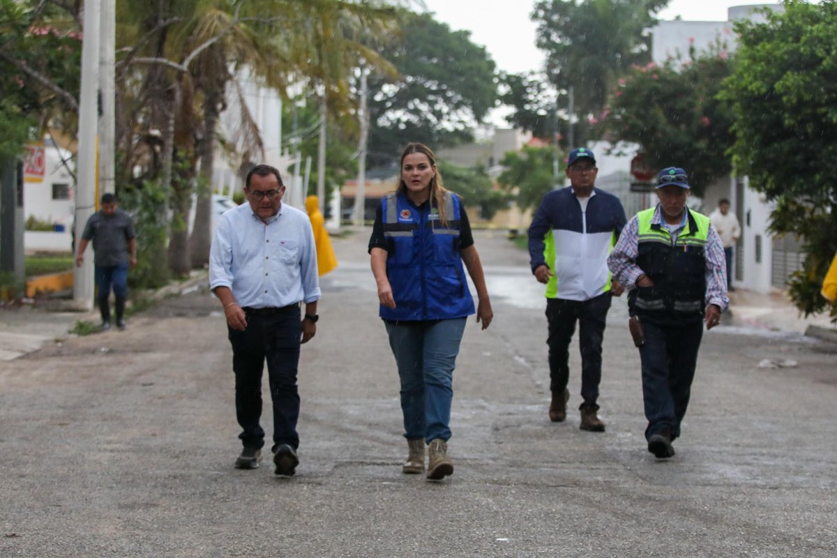 CeciliaPatronL's tweet photo. 🌧️🚧 Calle por calle seguimos atendiendo la ciudad

Supervisamos los trabajos de perforación de pozos en Benito Juárez Norte, obras que contribuirán a reducir la acumulación de agua durante las lluvias y mejorar las condiciones de la zona.

#MéridaContigoEsMejor https://t.co/Zz722mcu4B