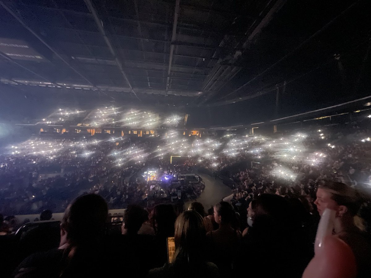 CvrsedCasper's tweet photo. #5SOSHAMILTON #EASTour my camera sucks but yall are so funny #5SOS #TheBandCamino https://t.co/ucjDwJplF8