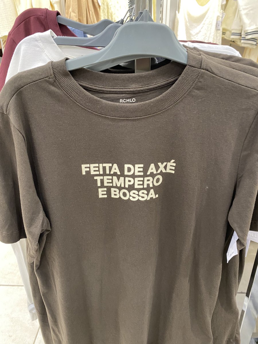 theusctrll's tweet photo. quero saber quem compra isso https://t.co/Cu27SX6xrH