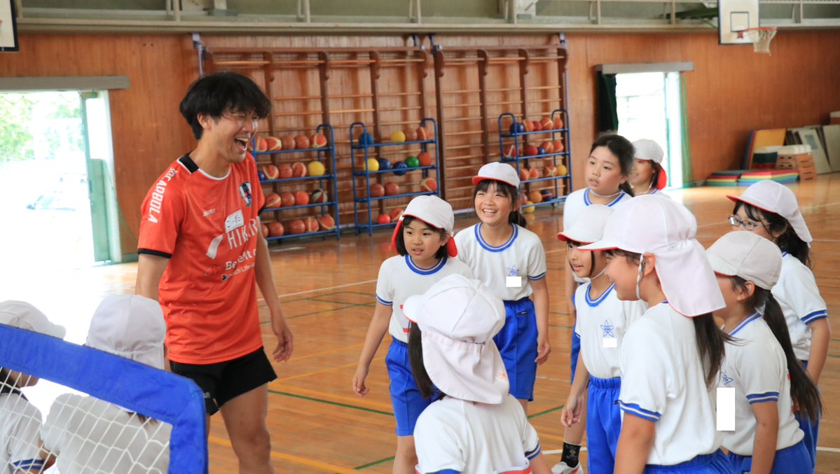 ehime_fc's tweet photo. ホムカツッ！🏫

松山市立 #たちばな小学校 へ #宮本航汰 選手、#山下雄大 選手が訪問させていただきました📷

#ehimefc
#学校訪問
#ホームタウン活動
#松山市
#この街で夢や希望の存在に https://t.co/Wi7lMop7eJ