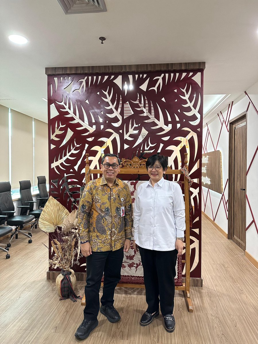 prastow's tweet photo. Saya mengapresiasi keputusan Presiden Prabowo merombak jajaran pimpinan Badan Gizi Nasional. Ini bukti beliau pun mendengarkan masukan dan aspirasi publik, dan ingin memperkuat tata kelola program MBG. 

Ibu Agustina Arumsari, Wakil Kepala BGN yang baru, adalah sahabat lama saya. Sebelumnya beliau adalah Wakil Kepala BPKP dan punya rekam jejak panjang sebagai auditor investigasi yang andal dan berintegritas. 

Semoga pencermatan Bapak Presiden tentang pentingnya penguatan tata kelola ini membuat program ini lebih tepat sasaran, akuntabel, dan berdampak. 

Suara saya, Anda, dan kita tak pernah sia-sia untuk membantu perbaikan demi kebaikan bersama. Semangattt🔥💪🇮🇩