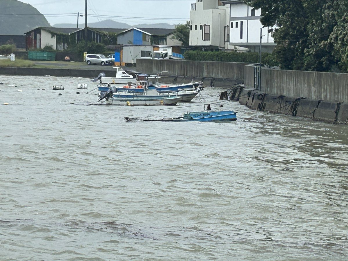 kazma_takeuchi's tweet photo. 【悲報】
台風の影響で僕の住んでる限界集落のJAの壁がぶっ壊れ、船も沈没しかけてる
皆さんも安全第一で行動してください

#南伊勢町 https://t.co/5KryKTWHTk