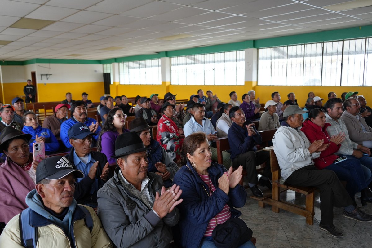 EcuadorMAE's tweet photo. 💧 En Guaytacama, provincia de Cotopaxi, el viceministro del Agua, Freddy Muñoz, junto al gobernador de Cotopaxi, Jorge Luis Baño, realizaron la entrega de 𝟭𝟳 𝗿𝗲𝘀𝗼𝗹𝘂𝗰𝗶𝗼𝗻𝗲𝘀 𝗮𝗱𝗺𝗶𝗻𝗶𝘀𝘁𝗿𝗮𝘁𝗶𝘃𝗮𝘀 𝘆 𝗿𝗲𝗴𝗶𝘀𝘁𝗿𝗼𝘀 𝗱𝗲 𝗱𝗶𝗿𝗲𝗰𝘁𝗶𝘃𝗮𝘀 𝗮 𝗹𝗮𝘀 𝗝𝘂𝗻𝘁𝗮𝘀 𝗱𝗲 𝗔𝗴𝘂𝗮 𝗣𝗼𝘁𝗮𝗯𝗹𝗲 𝘆 𝗥𝗶𝗲𝗴𝗼 de los cantones: Pujilí, Saquisilí, Latacunga y Salcedo.