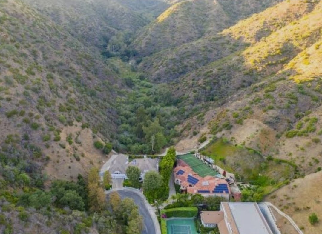 NotKennyRogers's tweet photo. Magic Johnson voted for Karen Bass today.

Magic Johnson also lives in a $12.5 million mansion in a gated community in Beverly Hills that is popular with celebrities, tucked into a canyon, and guarded by a 24/7 armed security detail. https://t.co/dN7CvV6YuN