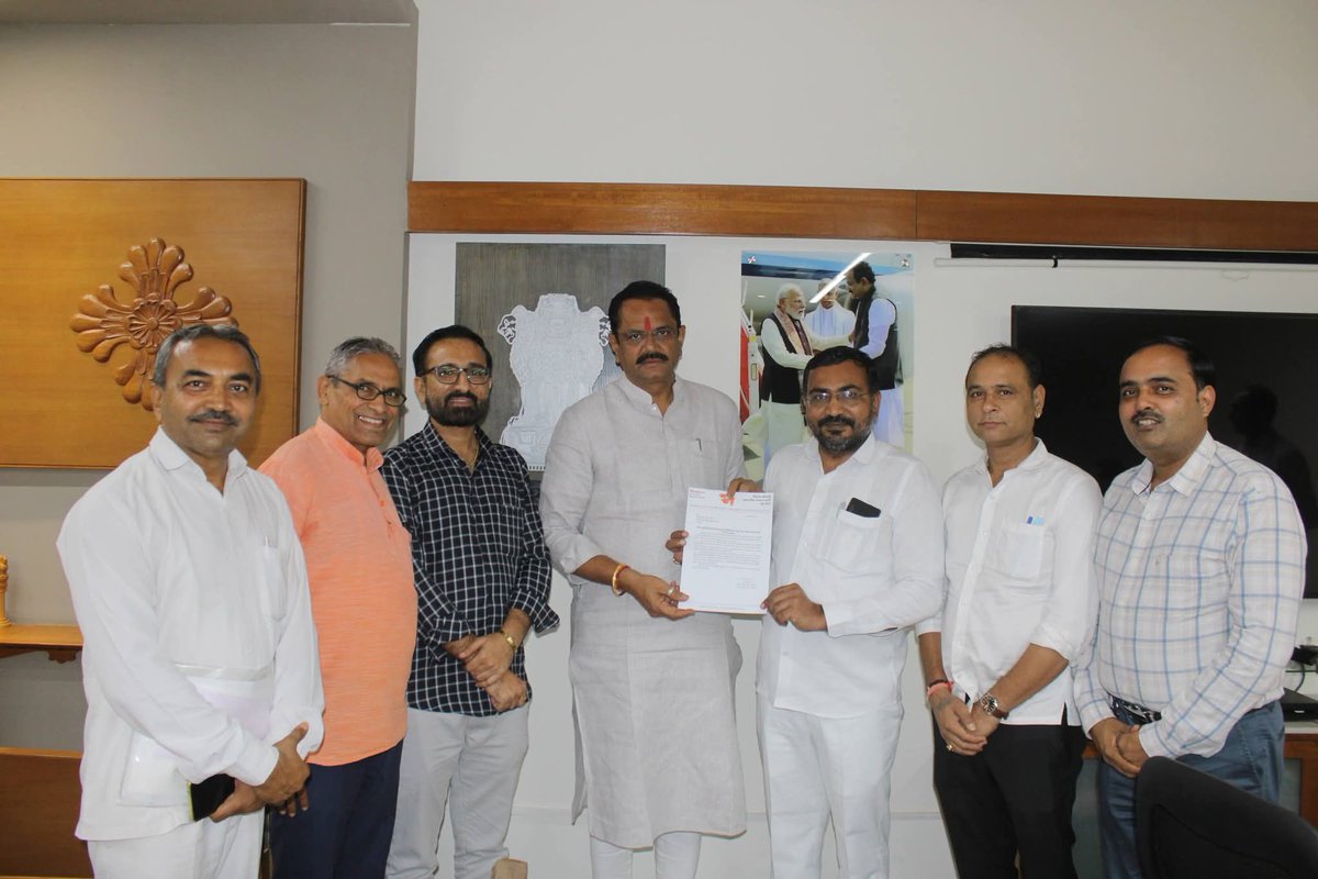 KisanMorchaBJP's tweet photo. તાર ફેન્સિંગ અને પાક સંગ્રહ સ્ટ્રક્ચર યોજનામાં સહાય વધારવાના નિર્ણયો બદલ ભાજપા કિસાન મોરચાના પ્રદેશ અધ્યક્ષ શ્રી @Hirenhirpara987જીની આગેવાનીમાં માનનીય મુખ્યમંત્રી શ્રી @Bhupendrapbjp જી,નાયબ મુખ્યમંત્રી શ્રી @sanghaviharsh અને કૃષિ મંત્રી શ્રી @jitu_vaghaniજીની રૂબરૂ મુલાકાત. https://t.co/qL42nquocv