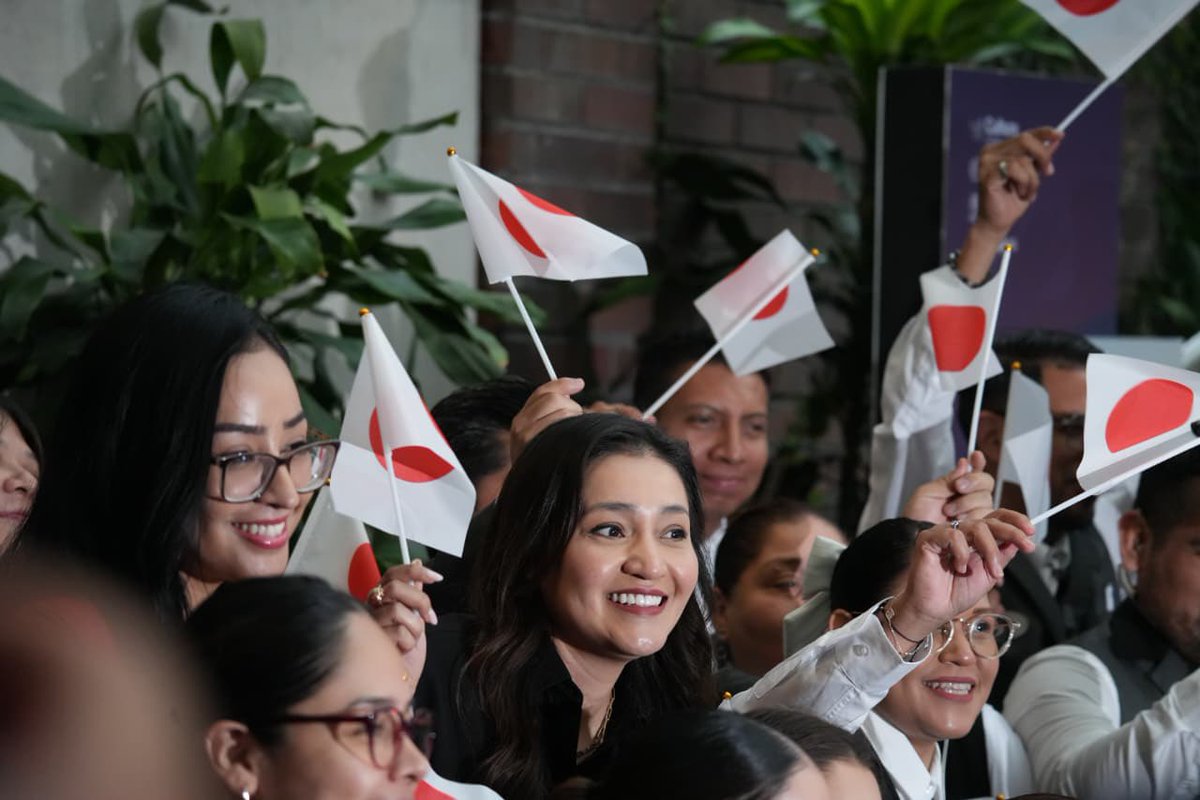 HCDmty's tweet photo. FIESTA NIPONA BAJO LA LLUVIA ⛈️ 🎉🇯🇵

Decenas de aficionados japoneses, además de prensa de este país, soportaron la tormenta que cayó en el sector de Valle Oriente para presenciar el arribo de la Selección de Japón a Monterrey.

📷. José Luis Olguín https://t.co/qxdqKDCjZ9