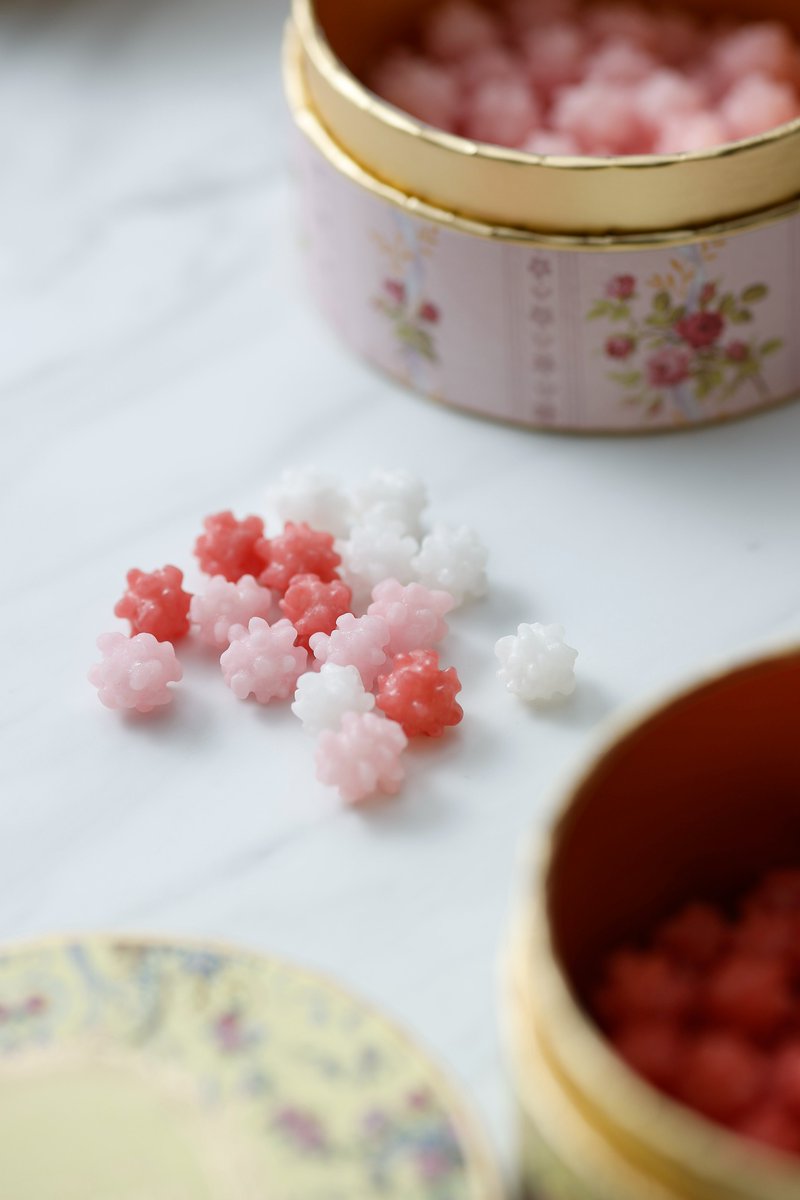 ladureejapon's tweet photo. 【オンラインショップ再入荷】京都「緑寿庵清水」コラボレーション金平糖
 
▼オンラインショップはこちら
https://t.co/WPiUU2rxFR

1847年京都で創業した金平糖専門店「緑寿庵清水」とのコラボレーション。
うっとりするような美しい色彩の金平糖はまるで宝石のよう。
フレーバーはラデュレのアイコニックなパティスリー“イスパハン”を構成するローズ、ライチ、フランボワーズの3種。
プチギフトにはもちろん結婚式の引き出物などフォーマルな贈り物にもおすすめです。