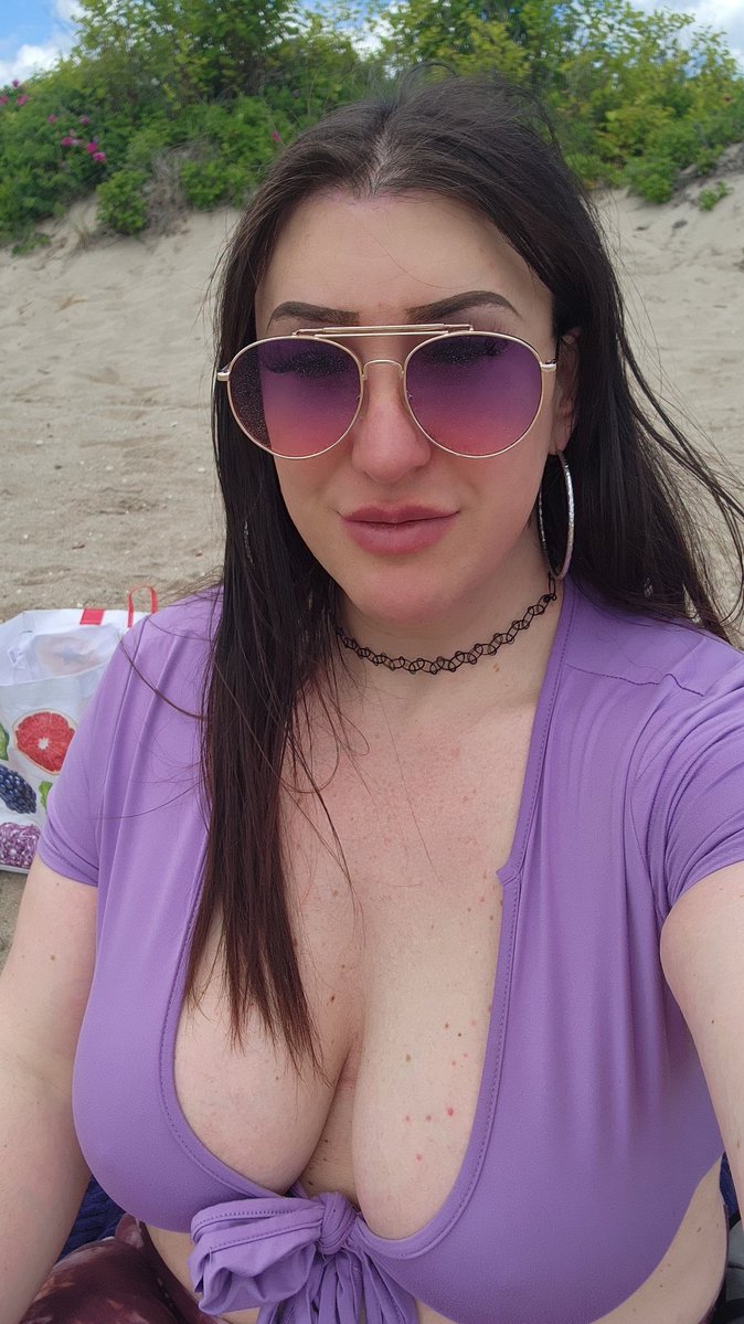 AlexaStaci_'s tweet photo. Beach day means I get to nom on some seafood 🍤 https://t.co/wCo6jJ2QQo