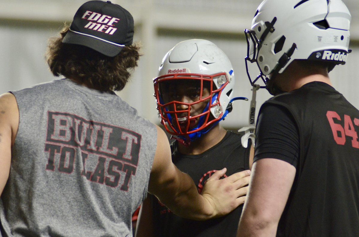 CarsonDField's tweet photo. Some notes from today's Brent Venables Football Camp:

- 2028 DB @DavynDavis2 stands out
- Pair of O-linemen get offers
- 2029 DE @SacKingPredator thrives in one-on-ones

More for @SoonersOnSI: https://t.co/mJDFMhAza9 #Sooners https://t.co/HMCRVVEtpn
