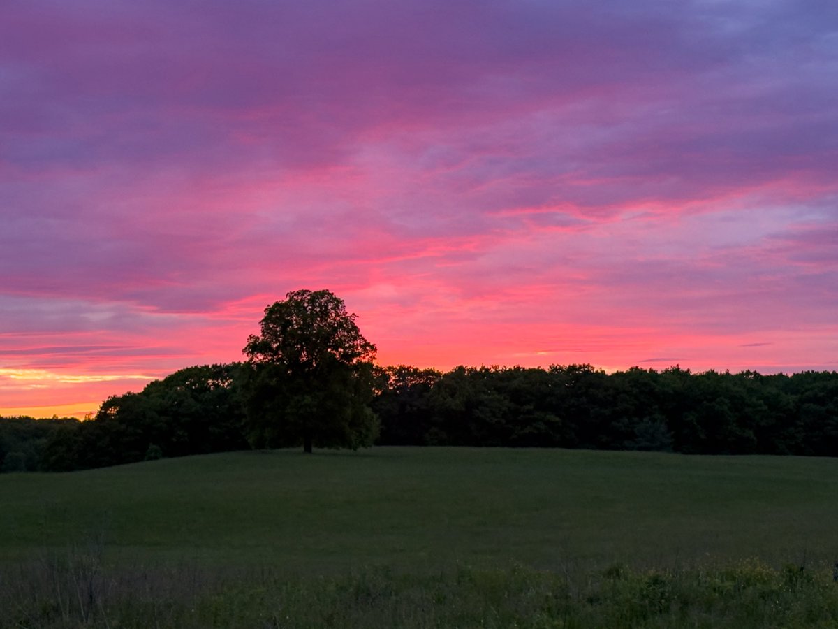 RobWrightImages's tweet photo. That’s more like it. Not a full sky burn but some nice pink underglow.
—
June 2, 2026
Rollinsford, New Hampshire https://t.co/7FwMK4nuRr