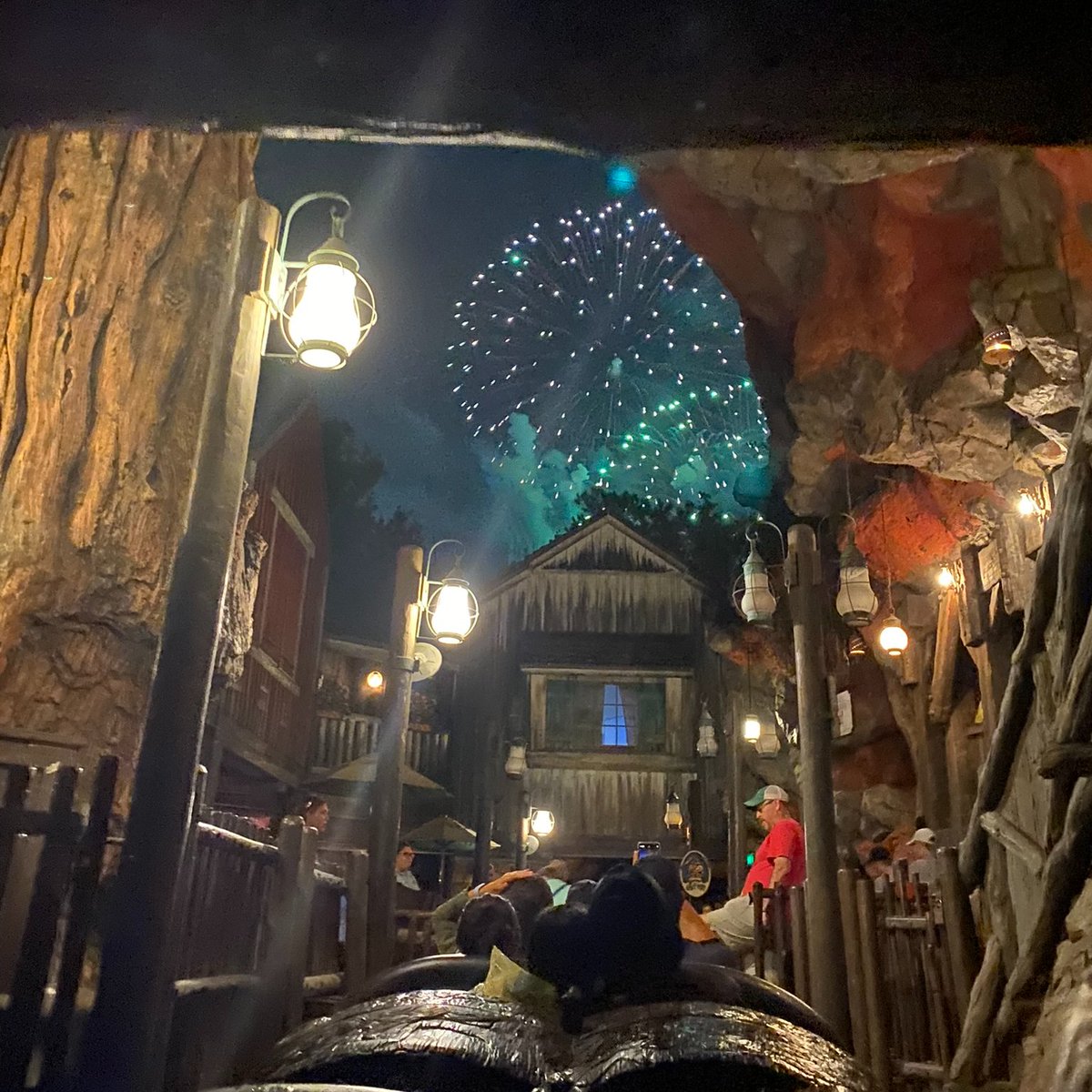 disneytipsguy's tweet photo. Remember Splash Mountain nights? https://t.co/VsWZDBllTU