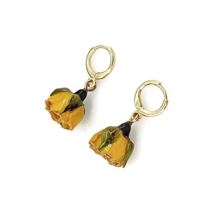 ZaverDesigns's tweet photo. Beautiful real dried yellow rose hoop earrings #Roses #HandmadeEarrings #etsyshop #etsyfinds #ShopSmall #ShopNow 

Link: https://t.co/2wDEqhJUtO https://t.co/x5r40VzUFm