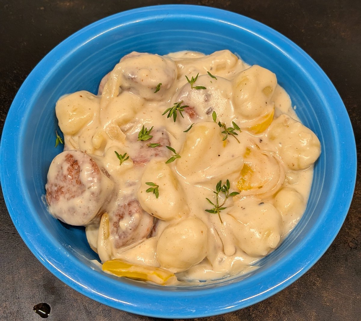 WeeknightDinner's tweet photo. Okay I really need to go to the grocery store.  This is what I came up with using the ingredients on hand.  It is bratwurst and gnocchi with onions and bell peppers in a garlicky bechamel sauce. https://t.co/vdHhtoB6oP
