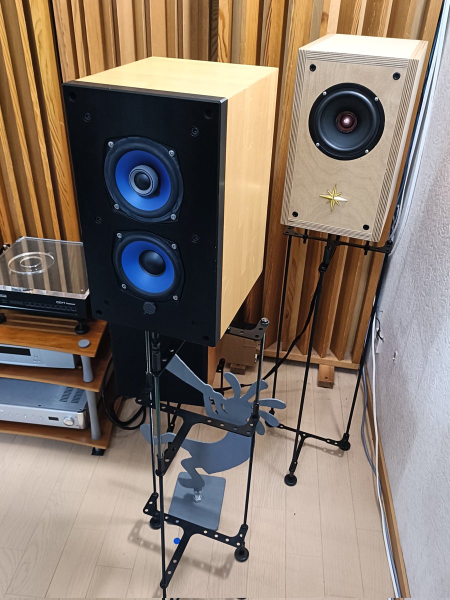 Life_with_Flute's tweet photo. オーディオも付き合い方が変わった。
完全に音楽鑑賞の道具。
趣味的に最後にやったスピーカー作り。手前の１／３０以下の費用だが、とても良い響き。
５インチ500gの軽いスピーカー。特製スタンドとセッティングで音量上げない限りは手前と良い勝負というか別の味で同等に楽しませてくれる。 https://t.co/Bah0mressw