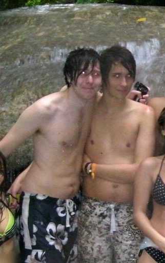 phesbianphil's tweet photo. they're kinda serving opossum here https://t.co/nKrcbSdT2K