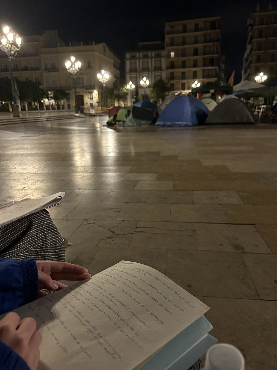 Salva_pv's tweet photo. @ppcv Juanfran, demà tenim examen a les 9:00h, ací estem destrossant el carrer de l’acampada, sense estudiar ni ensenyar https://t.co/eYitivTNZV