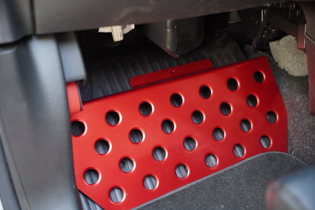 performance_fac's tweet photo. ABARTH695に75-PERFORMANCEナビフットプレートをお取り付け🔧

助手席用フットレストで長距離ドライブやブレーキの際に同乗者の姿勢をサポートすることアイテムです♪

フロアカーペットに貼るだけの簡単に取り付け✨ https://t.co/Tka78gsoOS