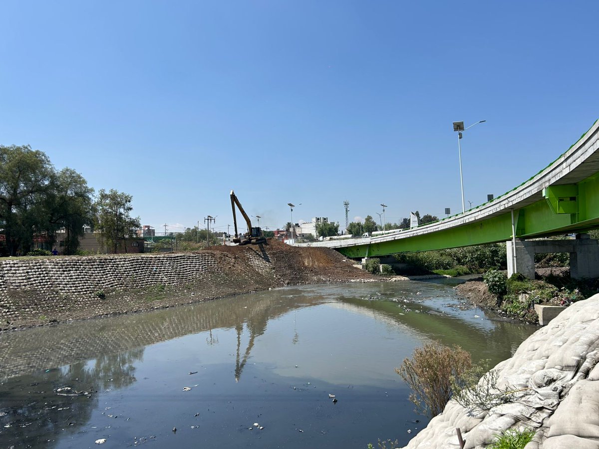 saascaem's tweet photo. 🚧 #AccionesSAASCAEM
Autopista Urbana Siervo de la Nación 

Realizamos recorridos de supervisión en zonas bajo puente y verificaciones operativas en distintos puntos de la autopista.  Asimismo, damos seguimiento a trabajos de desazolve y monitoreo hidráulico. #ElPoderDeServir https://t.co/P1imyBWPyo