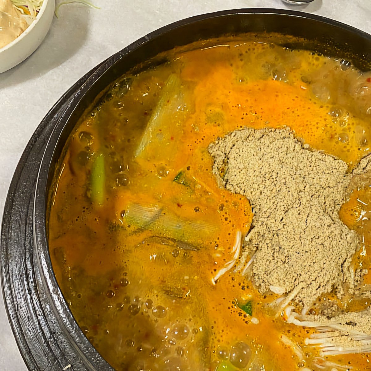 Yurara__0's tweet photo. 일본인은 모르는 대존맛 요리 오리탕
된장 베이스에 들깻가루 듬뿍
신선한 미나리 무제한 제공
로스나 구이 먹고 탕으로 반반도 가능 https://t.co/rbb7xxeqSU