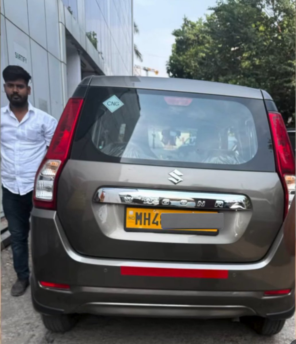 micchamasala's tweet photo. इस लड़की ने मुंबई में Uber बुक किया। महालक्ष्मी से नेरूल जाना था। किराया ₹501 हुआ। लड़की ने पूरा पैसा ऑनलाइन दे दिया।

Ride खत्म होने के बाद ड्राइवर ने ₹40 कैश और मांगे। कहा टोल दिया है। लड़की ने मना कर दिया क्योंकि पैसा पहले ही दे चुकी थी

लड़की का कहना है ये सुनकर ड्राइवर ने गाड़ी लॉक कर दी। जब वह उतरने लगी तो ड्राइवर पीछे से आकर बहुत पास खड़ा हो गया। लड़की डर गई और उसने धक्का दे दिया।

इसके बाद ड्राइवर ने थप्पड़ मारा। हाथ मरोड़ा और बोला फिर से मार के दिखाऊं क्या..

लड़की रोने लगी। ऑफिस वालों को बुलाया। पुलिस आई। NC दर्ज हुई।

शिकायत करने के बाद Uber ने उसका अकाउंट ब्लॉक कर दिया था। बाद में अकाउंट वापस चालू हुआ लेकिन ड्राइवर अब भी प्लेटफॉर्म पर है।

बताइए टिप न मिलने पर कुछ ड्राइवर महिलाओं के साथ कैसे गलत करते हैं ?

ऐसे में महिलाओं की सुरक्षा को जिम्मेदारी तो cab apps को लेनी चाहिए जिससे महिलाएं सुरक्षित महसूस कर सके..!