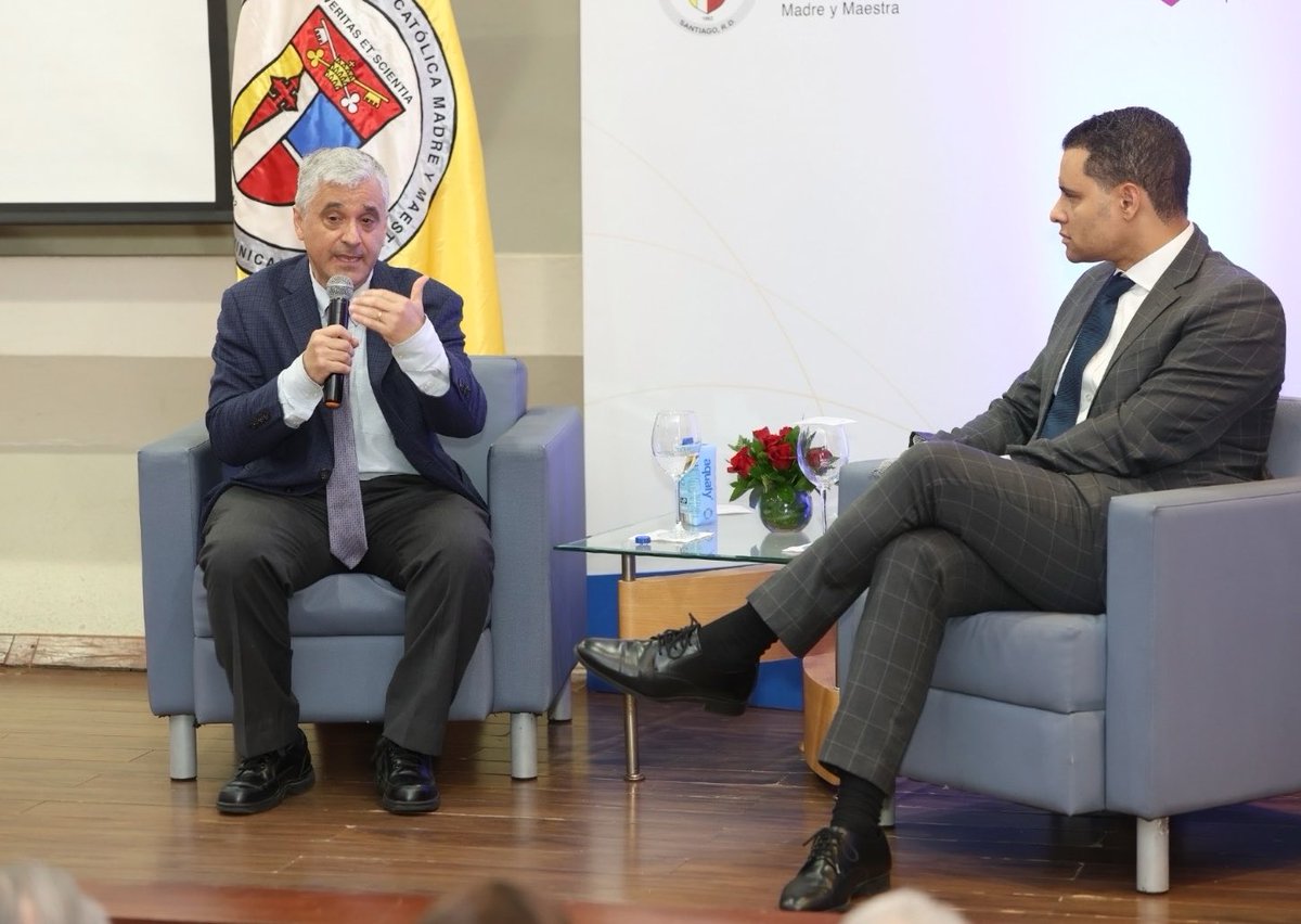 PUCMM's tweet photo. El evento concluyó con un conversatorio entre Steven Levitsky, director de @HarvardDRCLAS, y el destacado economista Juan Ariel Jiménez @JimeneznJuan. https://t.co/MLhtdyeYUT