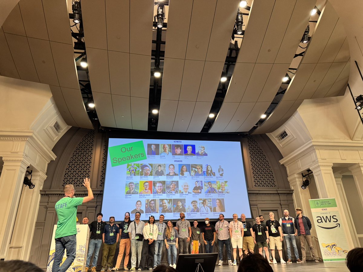 RoxanaCodes's tweet photo. Amazing speakers, volunteers, and ORGANIZERS. Shout out to one of the coolest folks, @crtr0! Thanks for an amazing first @CascadiaJS experience!
#CascadiaJS https://t.co/iRmbSWB6pN
