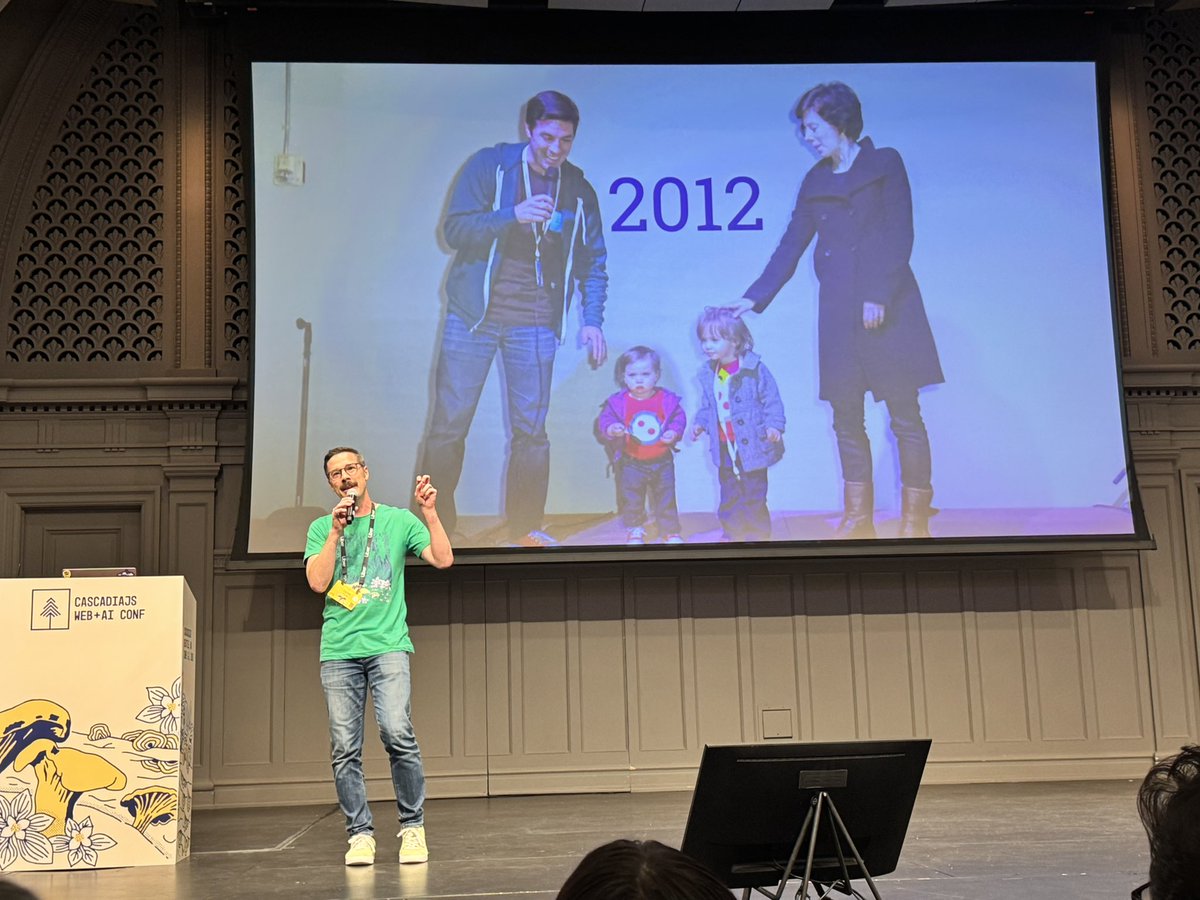 RoxanaCodes's tweet photo. Amazing speakers, volunteers, and ORGANIZERS. Shout out to one of the coolest folks, @crtr0! Thanks for an amazing first @CascadiaJS experience!
#CascadiaJS https://t.co/iRmbSWB6pN