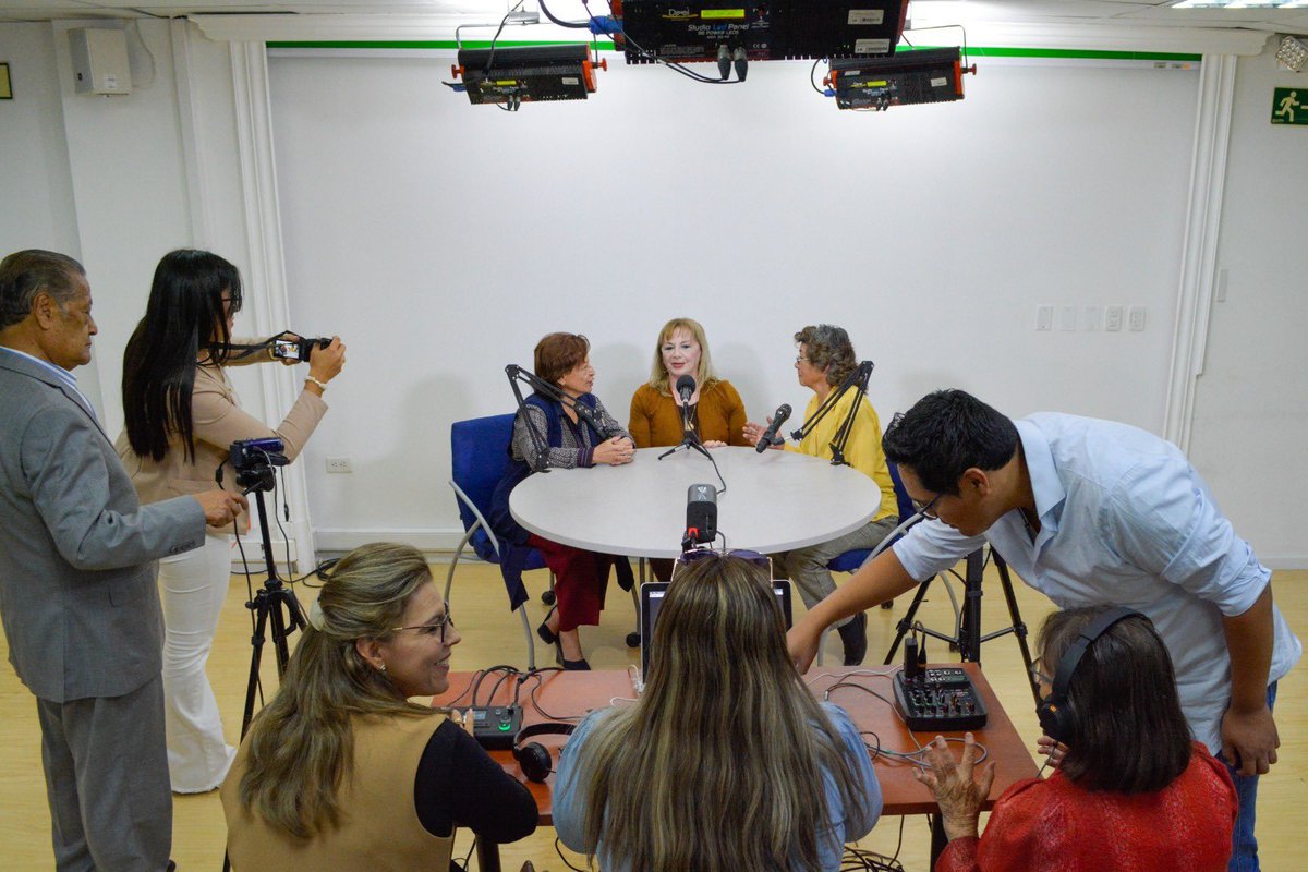 UnpEcuador's tweet photo. 🎙️ Directivos de la UNP participaron en el taller de Streaming Podcast organizado por el Consejo de Comunicación, fortaleciendo sus conocimientos en herramientas digitales y producción de contenidos multimedia. ✨
#UNP #ConsejoDeComunicación #StreamingPodcast https://t.co/VQzpW24d2d