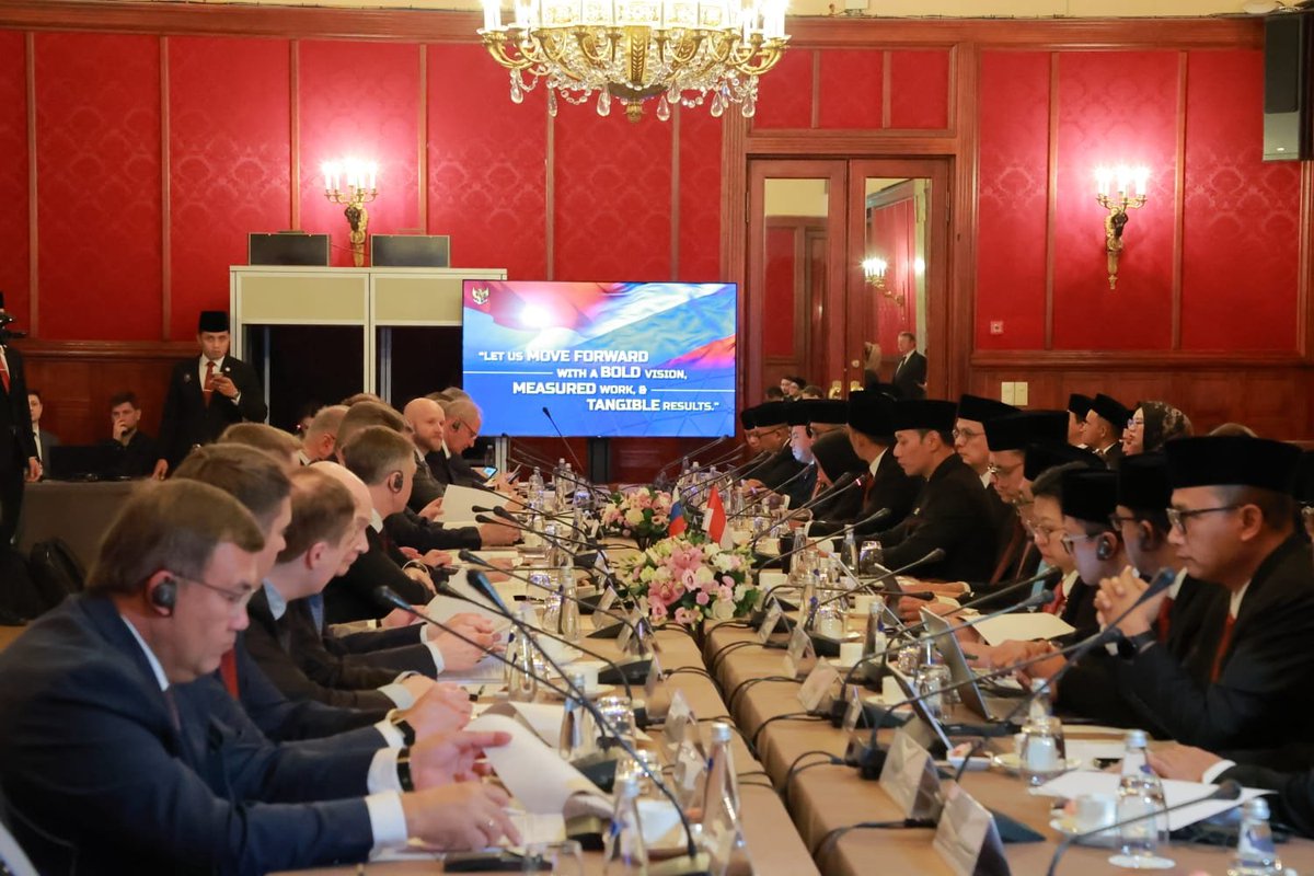 RicKY_KCh's tweet photo. Menteri Koordinator Bidang Infrastruktur dan Pembangunan Kewilayahan @AgusYudhoyono  (Menko AHY) memimpin Konsultasi Bilateral Indonesia-Rusia di bidang kemaritiman bersama Penasihat Presiden Federasi Rusia sekaligus Ketua Dewan Maritim Federasi Rusia Nikolai Patrushev di Moskow,  Pertemuan yang merupakan kelanjutan dari dialog yang diinisiasi pada November 2025 lalu di Jakarta, menghasilkan kesepakatan untuk memperkuat kerja sama di bidang perkapalan, konektivitas maritim, logistik, pengembangan sumber daya manusia, serta pemanfaatan sumber daya kelautan dan perikanan secara berkelanjutan.
#NKRIHARGAMATI