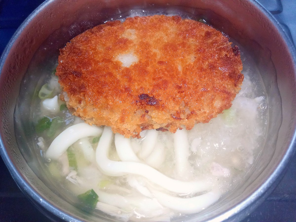 baron666's tweet photo. おはようございます。今朝もみぞれ仕立てのなめ茸と豚ひき肉入りとろみ付きコロッケうどんでした。そう言えば、台風が来たらコロッケ食べると言う習俗が一部に無かったっけ？
#朝食 #うどん https://t.co/3Xb4QwThOT