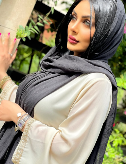 FlowersLog48189's tweet photo. حين أسمع خطوات قلبي، أتنفس بعمق وكأنني أعود لنفسي… فأحاول أن أجد نوراً صغيراً يكفيني وتلك حكايتي اليوم. https://t.co/zmF6lfoPuy