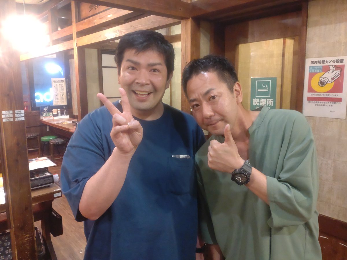 SOTOGUMI's tweet photo. 初日観劇🎭
沢山の仲間が駆けつけてくれました😄✨

作・演出家の熱量がぎゅっと詰まった作品📖
座長は良いバランスで、物語を支えるスパイスに‼️

今作は考えすぎずに、目の前で立ち上がる作品の世界観に身を任せると新しい発見があるかも⁉️

今日もご来場お待ちしています🙆

#カタルシス
#三上潤 https://t.co/E3Wo5h1UlF