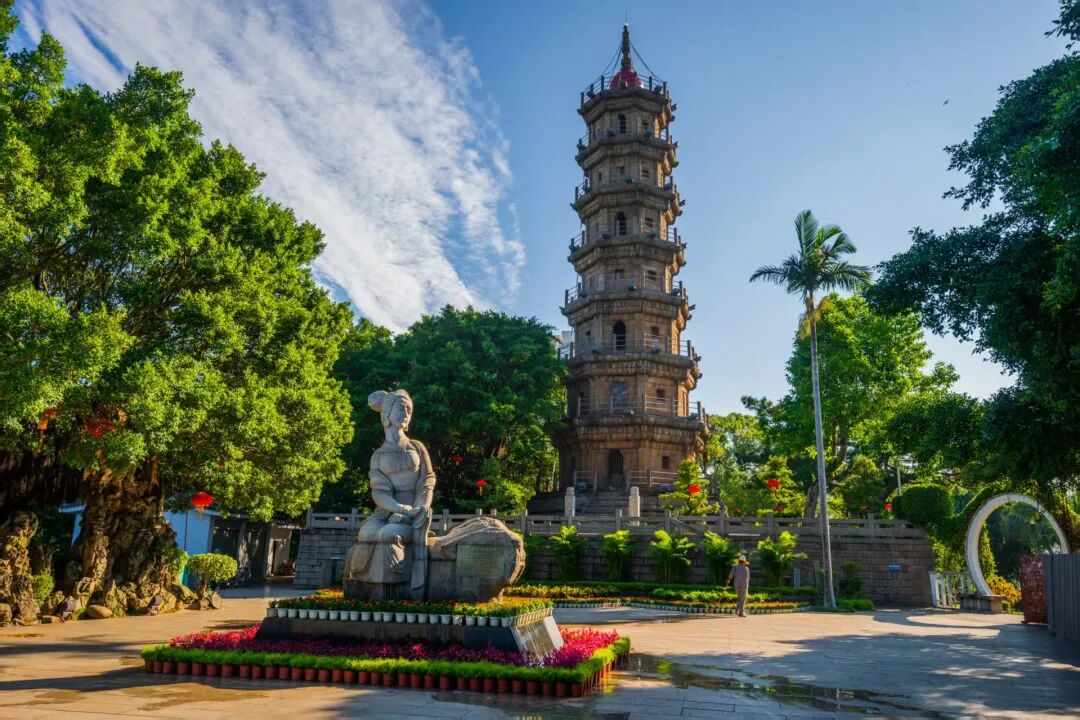 FriendShip7686's tweet photo. 🌳Sous la #pagode Luoxing, un arbre a pris la forme d'un coeur. Les #touristes s'y arrêtent pour capturer ce moment.📸Derriere lui, la legende de Liu Qiniang qui fit batir la tour par amour. Venez saisir votre « instant coup de coeur » et ressentir un #amour #millenaire.🏯❤️ https://t.co/PpnD1FkfAM