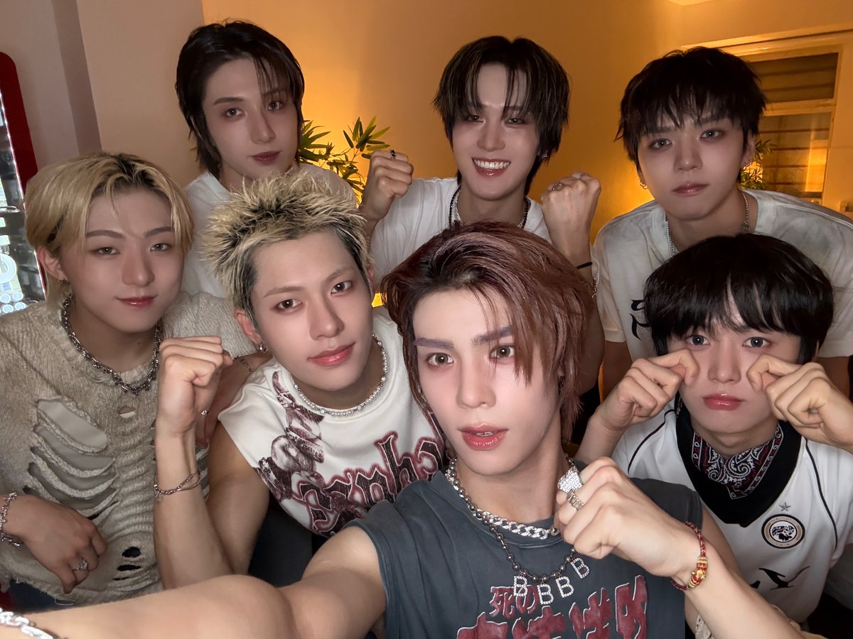 nouera_official's tweet photo. [📸] 260602 ‘CATCH THE WAVE’ WORLD TOUR IN COLOGNE

쾰른 공연까지 끝🤩 
유럽투어 함께해줘서 고마워요 노바!!

#NouerA #누에라 #ヌエラ
#NouerA_WORLD_TOUR
#CATCH_THE_WAVE https://t.co/s6BjotlqlN