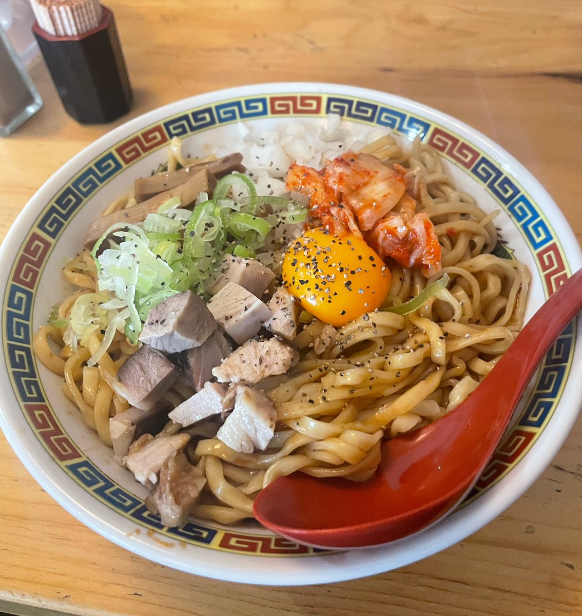 takahanaya56's tweet photo. 各店の夏メニュー🍜
気になりますね。

今日はサムライノネイロさん👍
新メニュー
冷やしとんぶら大🍜

爽やかな酸味の濃厚ダレが絡む！
ごちそうさまでした😋

タカポンさん会えんかった😭
＃サムライノネイロ ＃夏限定 ＃夏麺 https://t.co/YsdY6izX1O