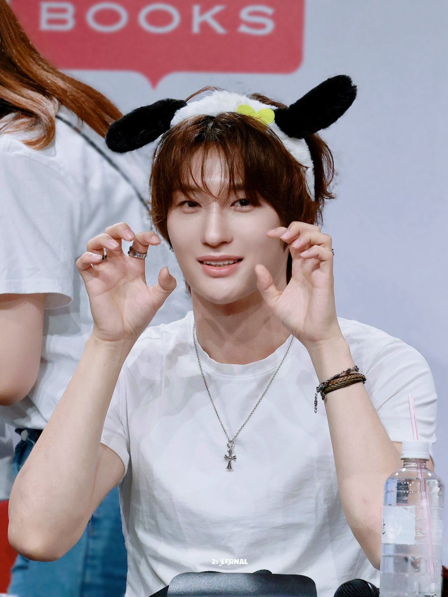 _2ternal_19's tweet photo. 260528 오사카 HMV 팬싸

강아지야？ 아니면 뱁새야?

#DKB #다크비 #E_CHAN #이창민 #이찬 https://t.co/Gzg3OmfPJW