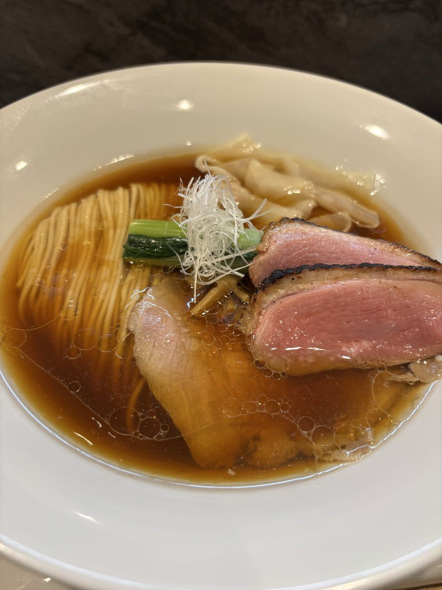 ra_men_morimori's tweet photo. RAMEN MATSUI 新宿御苑前
🍜特製醤油ラーメン　¥1,800

完全予約制　ミシュラン掲載店

特筆すべきは醤油感
ふくよかで甘辛酸バランスの妙
奥から優しく香るのは生姜？香味野菜？

美しく整えられた細麺は
やや硬めながらも　なんとも啜り心地が良い
最上級の鴨ロース　めちゃくちゃ美味しかった😋✨ https://t.co/D3CLCxQNTh
