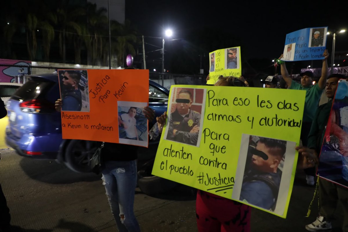 lajornadaonline's tweet photo. 🚨  Bloqueo en Circuito Interior colapsa el acceso a la Terminal 1 del @AICM_mx.
Familiares de Kevin (25 años) exigen investigar su muerte; acusan que policías le aplicaron una “llave china”, rechazando la versión oficial de "causas naturales".

⚠️ Cientos de pasajeros afectados. El AICM sugiere usar vías alternas y consultar estatus de vuelos con aerolíneas.

https://t.co/HFXgmn3XTO