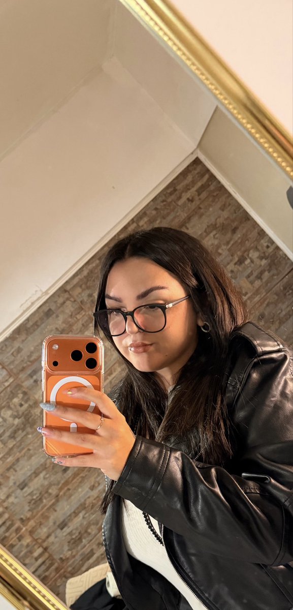 Cleoleeoh's tweet photo. Totalmente vestida así probablemente no me saludes 🔥😔 https://t.co/jnINTWJxtI