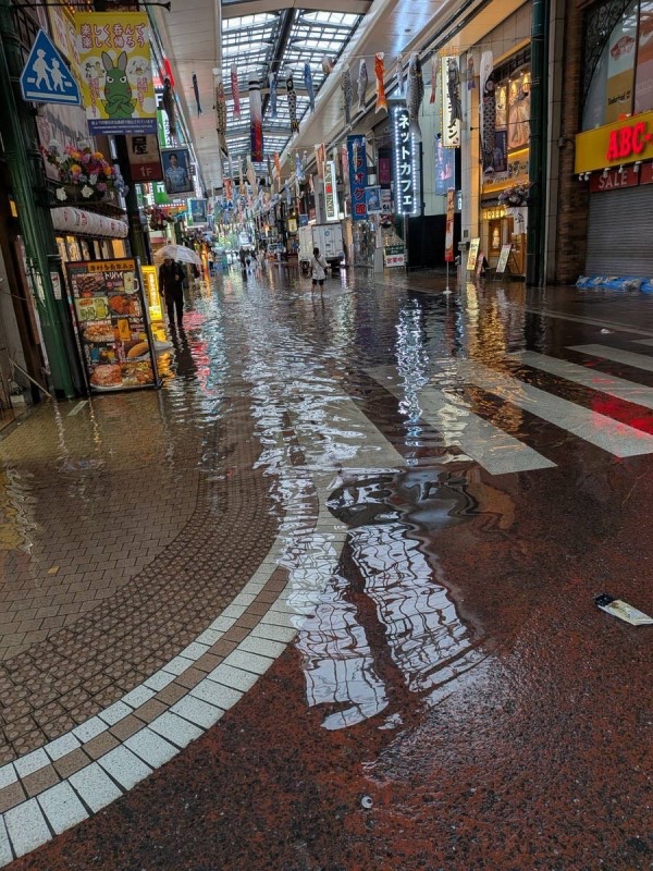 Gt8VUlzRG7buafO's tweet photo. 【現場の状況】#交通情報 JR川崎駅周辺道路歩道が冠水 川崎銀柳街商店街など浸水6月3日 #川崎 #線状降水帯 #川崎 #台風6号 : ニュース速報あれこれ総合 https://t.co/BeXcuVZxTp #NHK #川崎市 運転注意 道路水没避難迂回 https://t.co/HghSNOyaV6