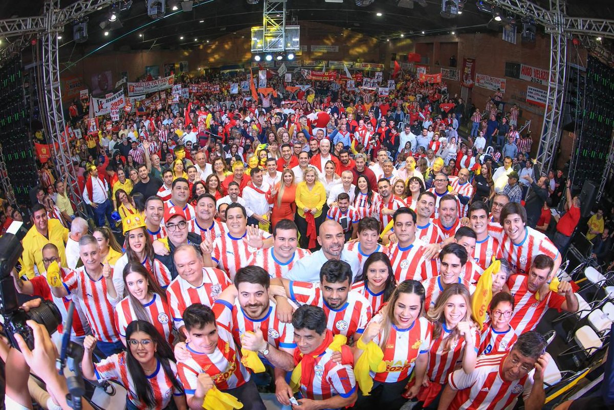 roacosta07's tweet photo. En su cierre de campaña, Arnaldo Samaniego apuntó al oficialismo, habló de un posible "voto castigo" en las internas y llamó a recuperar Asunción. El acto reunió a dirigentes y referentes de la disidencia colorada. https://t.co/a3YxAyVErQ
